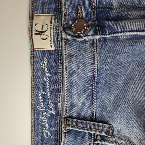 3/$30 D/C Jeans Embroidered straight leg slightly curvy lightwash high Waisted - Picture 7 of 11